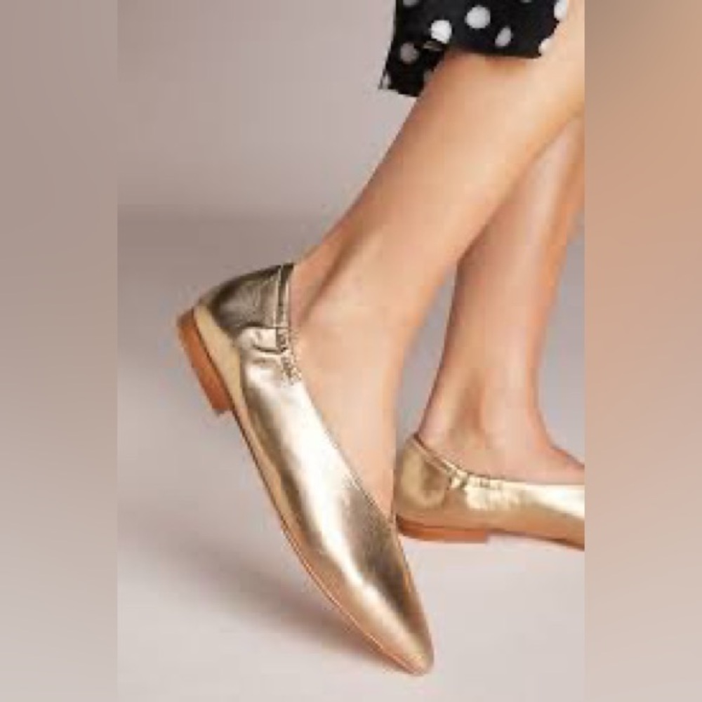 Beautiful Italian gold flats!